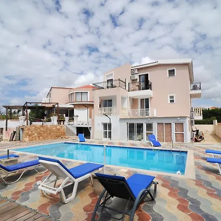 Bella Rosa Cyprus לינה וארוחת בוקר קורל ביי