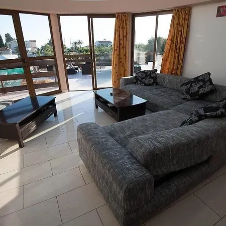 לינה וארוחת בוקר Bella Rosa Cyprus קורל ביי