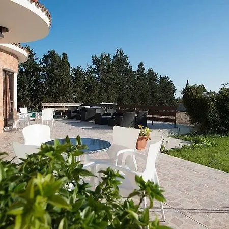 לינה וארוחת בוקר Bella Rosa Cyprus