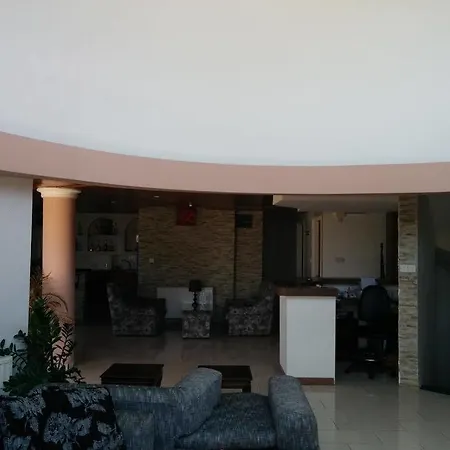 לינה וארוחת בוקר Bella Rosa Cyprus קורל ביי